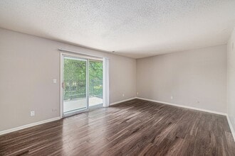 Crysler Plaza East in Independence, MO - Building Photo - Interior Photo