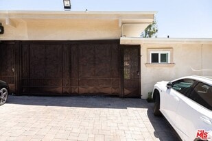 15555 High Knoll Rd in Los Angeles, CA - Building Photo