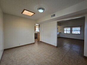 2300 Calle Brocha in Santa Fe, NM - Foto de edificio - Building Photo