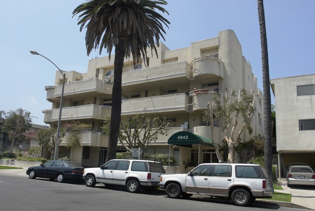 4943 Rosewood Ave in Los Angeles, CA - Foto de edificio - Building Photo