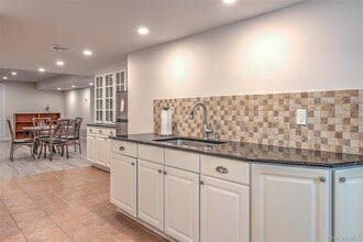 17 Cobbler Ln in East Setauket, NY - Foto de edificio - Building Photo