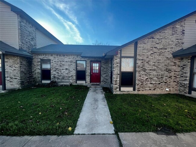 1204 Blackjack St in Lockhart, TX - Building Photo - Building Photo