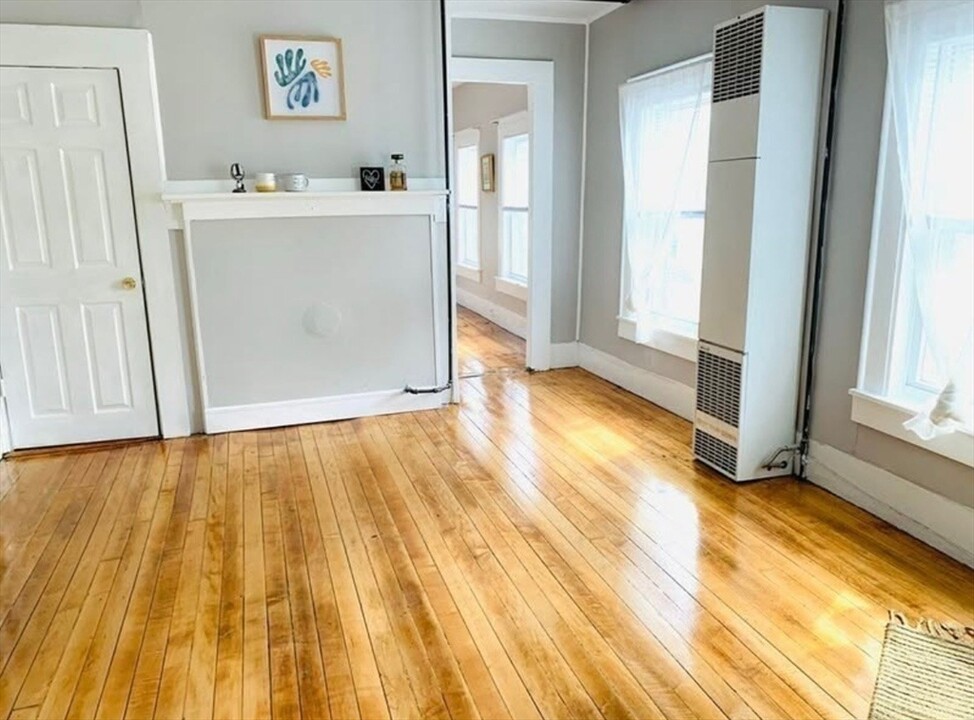 215 W Manchester St-Unit -2 in Lowell, MA - Building Photo