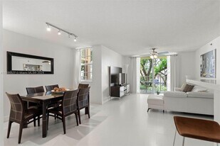 19555 E Country Club Dr in Miami, FL - Building Photo