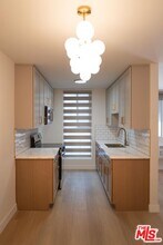 860 S Kingsley Dr in Los Angeles, CA - Building Photo - Building Photo