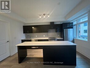 1095 Douglas McCurdy Cmn in Mississauga, ON - Building Photo - Building Photo