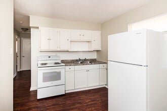 801 Chambers Rd in Ferguson, MO - Building Photo - Building Photo