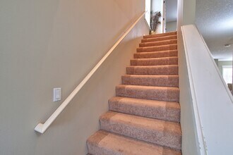 17536 SW Parkway Ct in Sherwood, OR - Building Photo - Building Photo