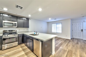 6288 Foxes Dl St in Las Vegas, NV - Building Photo - Building Photo