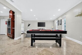 2423 NE 202nd St in Miami, FL - Building Photo - Building Photo