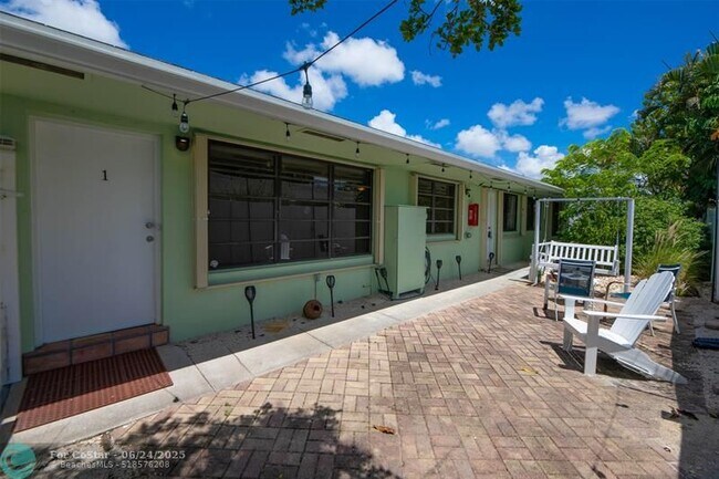 805 NE 40th St in Oakland Park, FL - Building Photo - Building Photo