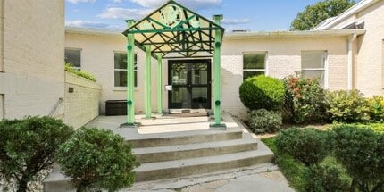 3015 Upton Dr in Kensington, MD - Foto de edificio - Building Photo