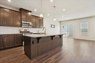 270 Chase Dr in Downingtown, PA - Foto de edificio - Building Photo