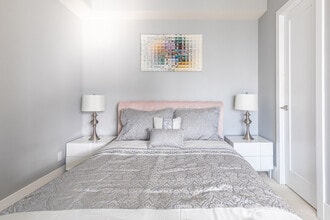 255 Front St W in Toronto, ON - Building Photo - Building Photo