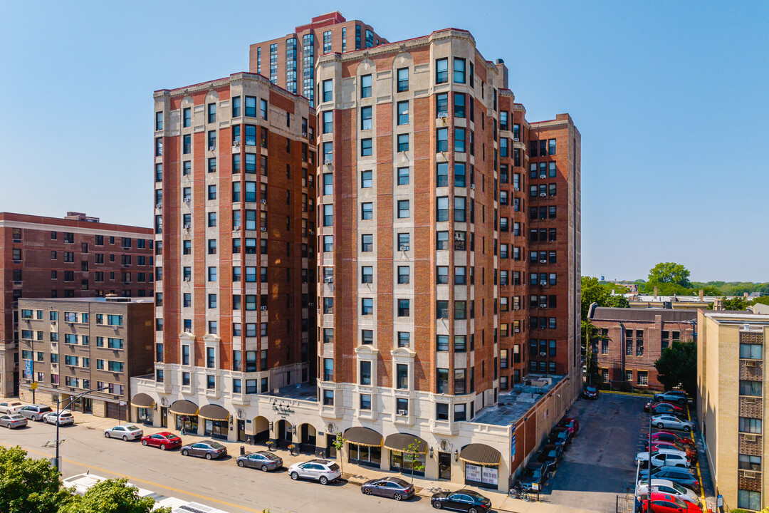 Wyndham Apartments in Chicago, IL - Building Photo