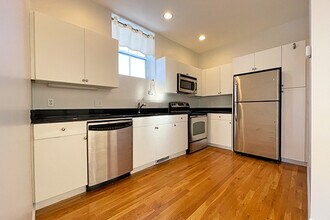 8 Barton Sq, Unit 001 in Salem, MA - Building Photo - Building Photo