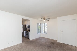663 Diamond Way in Vista, CA - Building Photo - Building Photo