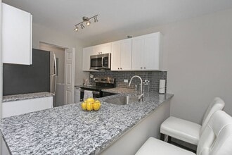 Hawthorn at Oakhurst in Aurora, IL - Building Photo - Building Photo