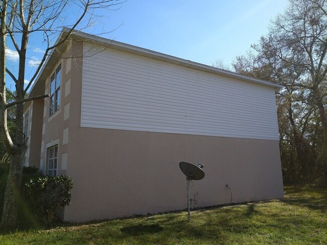 7460 Landmark Dr in Spring Hill, FL - Building Photo - Building Photo