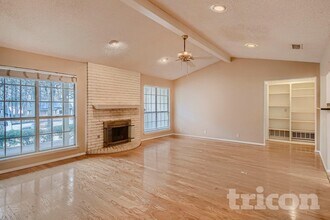 5808 Thoreau Ln in Arlington, TX - Foto de edificio - Building Photo