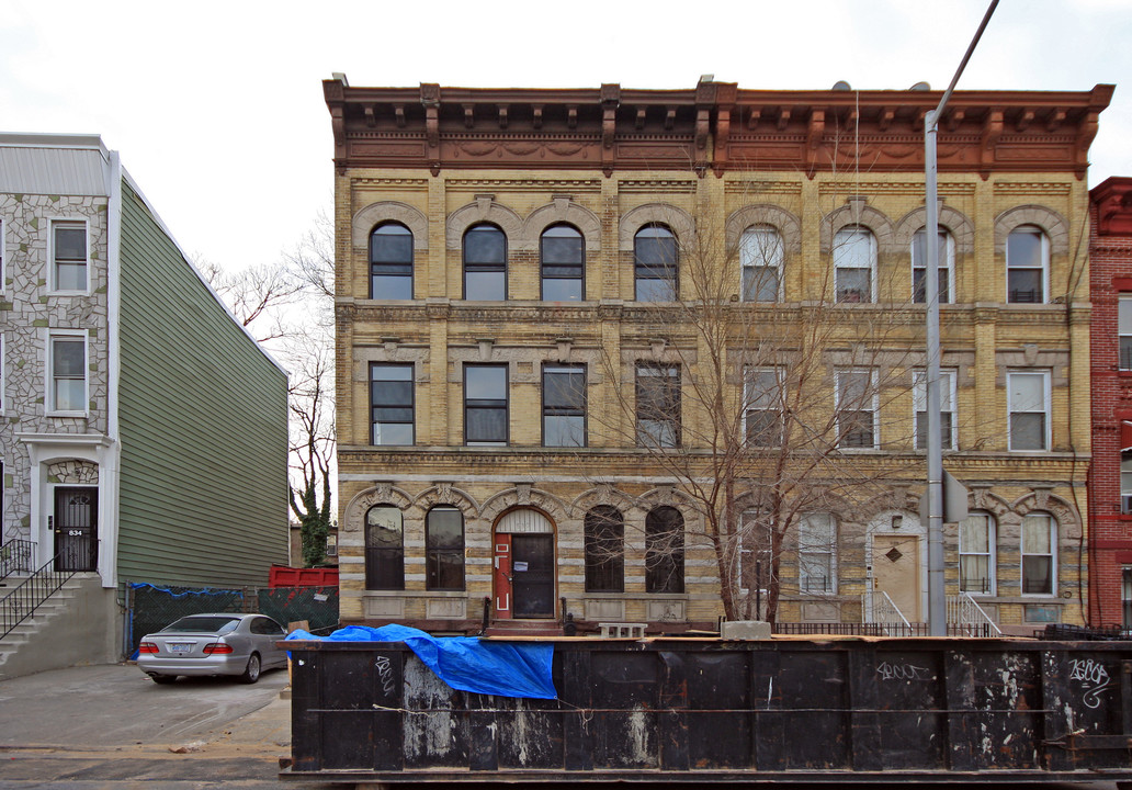 830 Halsey St in Brooklyn, NY - Building Photo