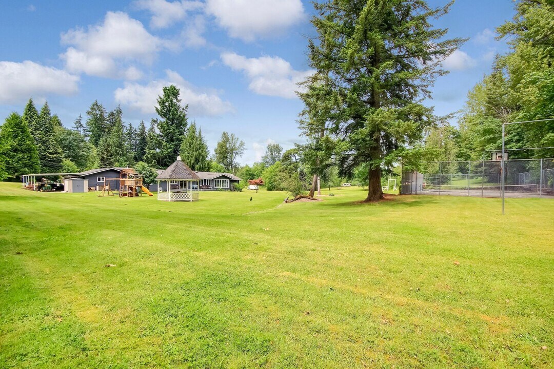 13128 166th Ave SE in Renton, WA - Foto de edificio