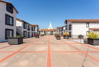 Mirada at La Jolla Colony Apartments in San Diego, CA - Foto de edificio - Building Photo