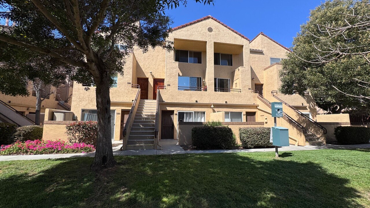 3939 Nobel Dr in San Diego, CA - Building Photo