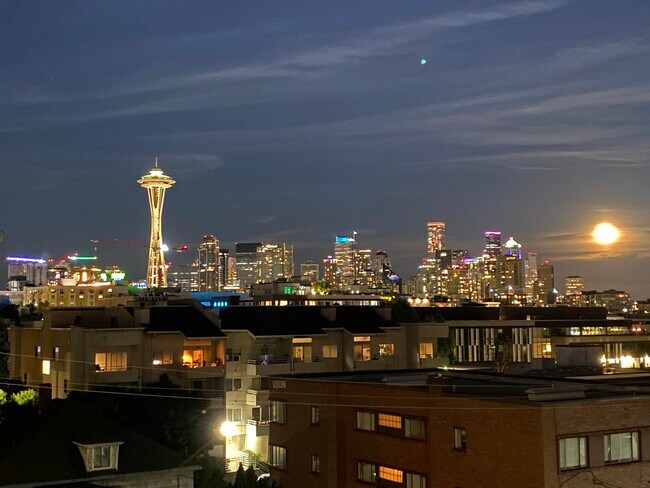 415 W Mercer St, Unit 504 in Seattle, WA - Foto de edificio - Building Photo