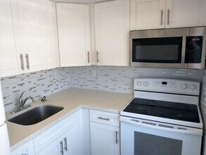 17031 NE 21st Ave in North Miami Beach, FL - Building Photo - Building Photo