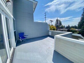 Bacolas Duplex 2 in Kirkland, WA - Building Photo - Building Photo