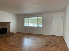 517 Eastwood Dr in Medford, OR - Building Photo - Building Photo