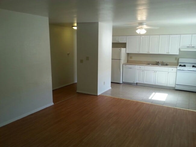 1205 Wall St, Unit 2 in Normal, IL - Foto de edificio - Building Photo