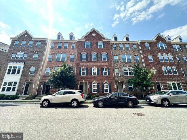 13727 Endeavour Dr in Herndon, VA - Foto de edificio - Building Photo
