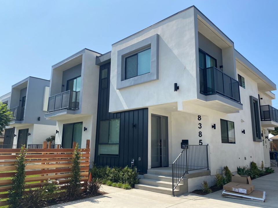 8385 Dunbarton Ave in Los Angeles, CA - Building Photo