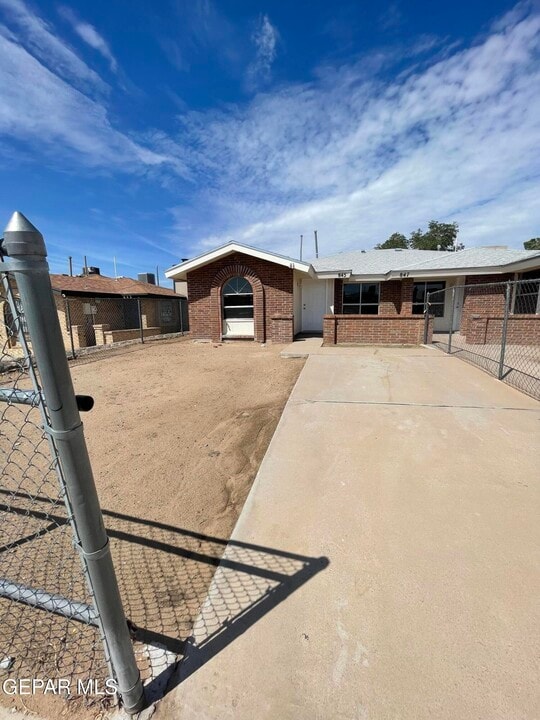 845 Montera Rd in El Paso, TX - Building Photo