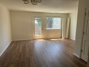 310 Terry NE Ln in Grants Pass, OR - Foto de edificio - Building Photo