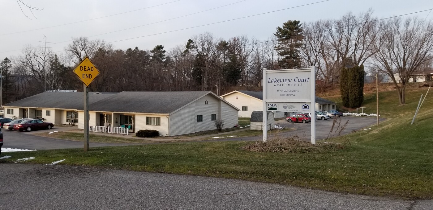 Lakeview Court in Galesville, WI - Foto de edificio