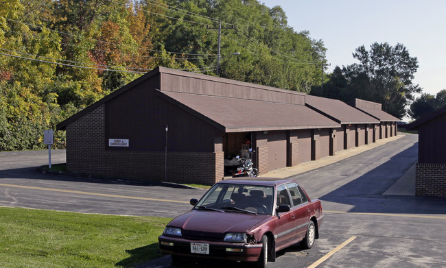 Lakeshore Tower Apartments in Cudahy, WI - Building Photo - Building Photo