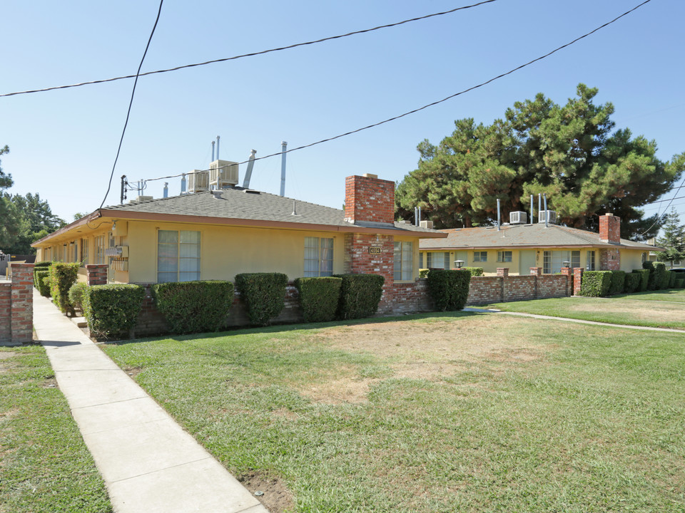 College Apartments in Fresno, CA - Building Photo