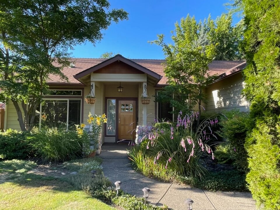 1770 Archer Dr in Medford, OR - Building Photo