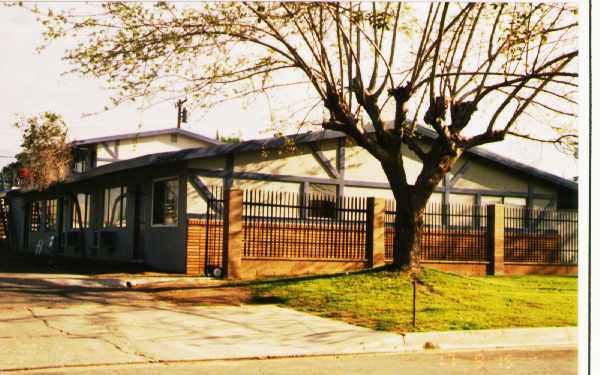 26654 Ward St in Highland, CA - Foto de edificio