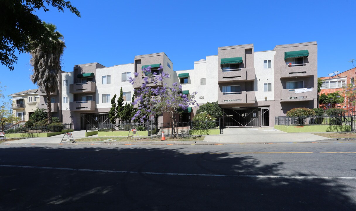 321 N Kenmore Ave in Los Angeles, CA - Foto de edificio