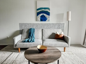 1071 Clayton Ln in Austin, TX - Foto de edificio - Building Photo