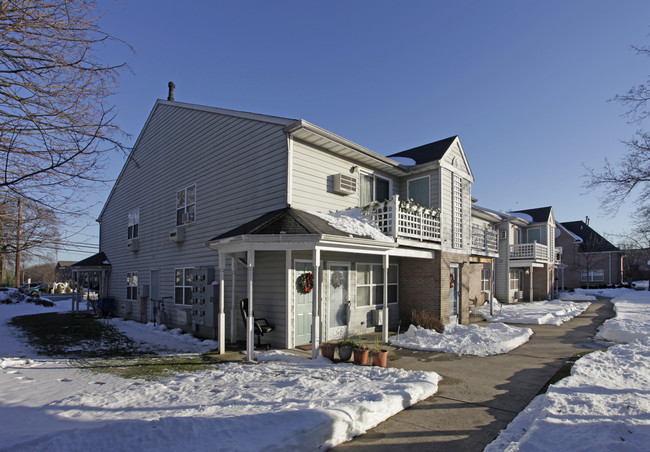 Saxon Green in Bay Shore, NY - Building Photo - Building Photo