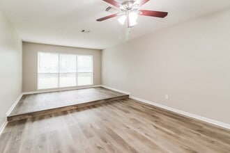 7327 Shady Vale Ln in Houston, TX - Foto de edificio - Building Photo