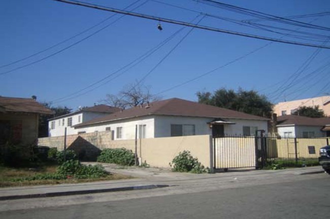 211-215 N Willow Ave in Compton, CA - Building Photo - Building Photo