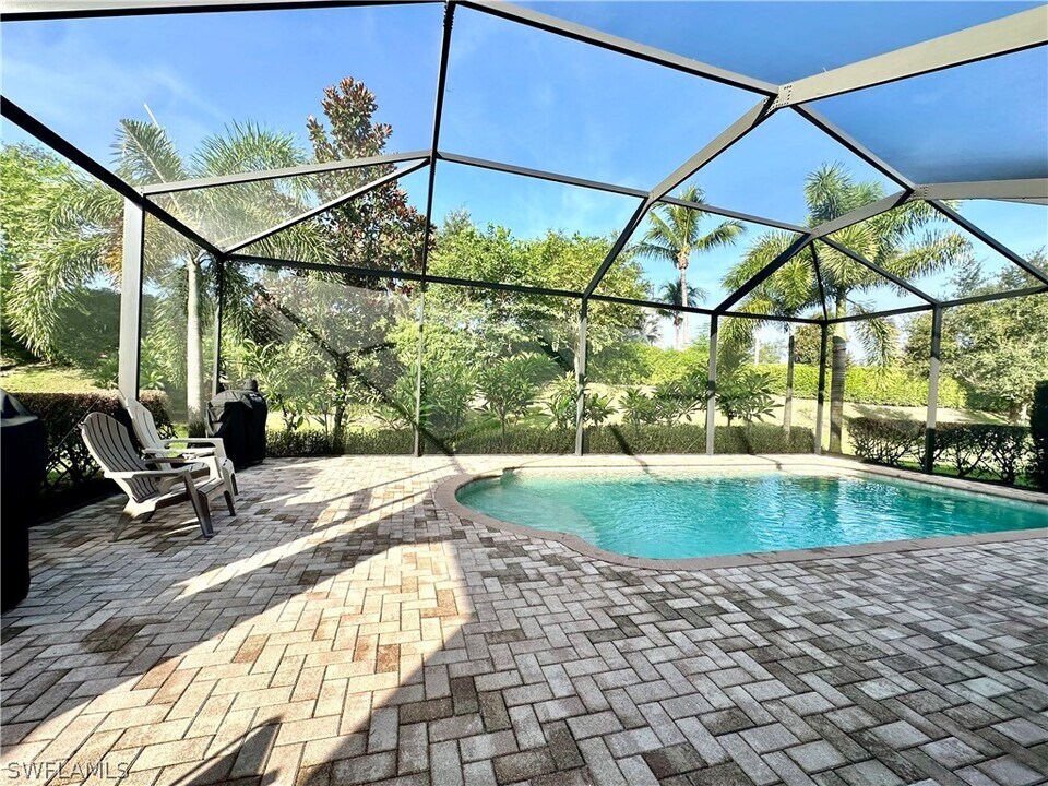 9061 Isla Bella Cir in Bonita Springs, FL - Foto de edificio
