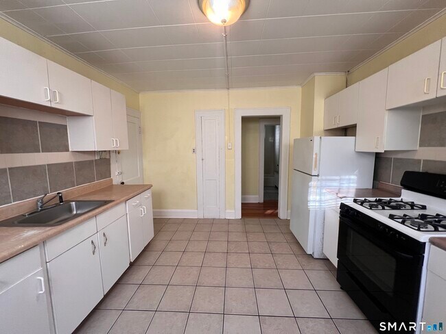 2125 E Main St in Bridgeport, CT - Building Photo - Building Photo