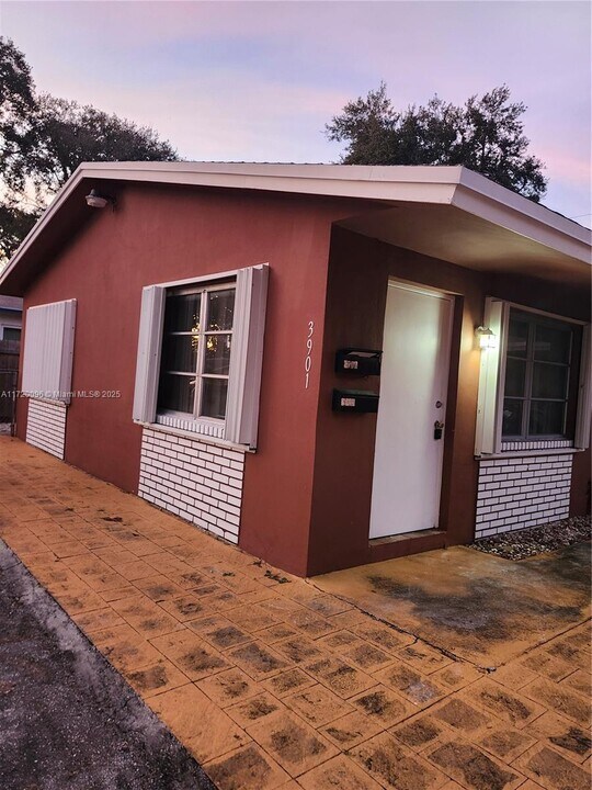 3901 SW 51st St-Unit -1 in Fort Lauderdale, FL - Building Photo